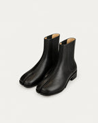 Matte black Tabi Boots Kamo, three-quarter view
