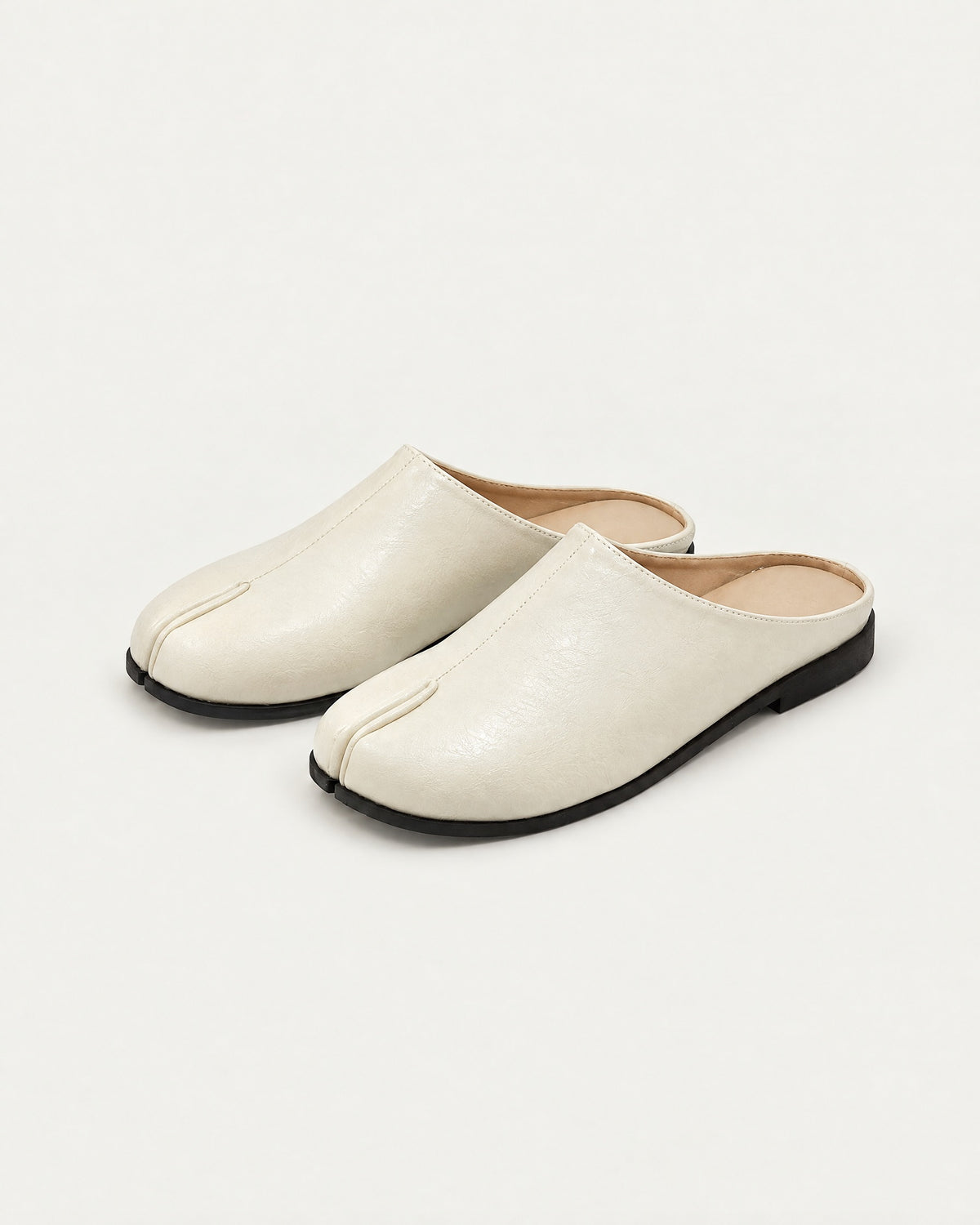Cream Tabi Mules Gion, three-quarter view